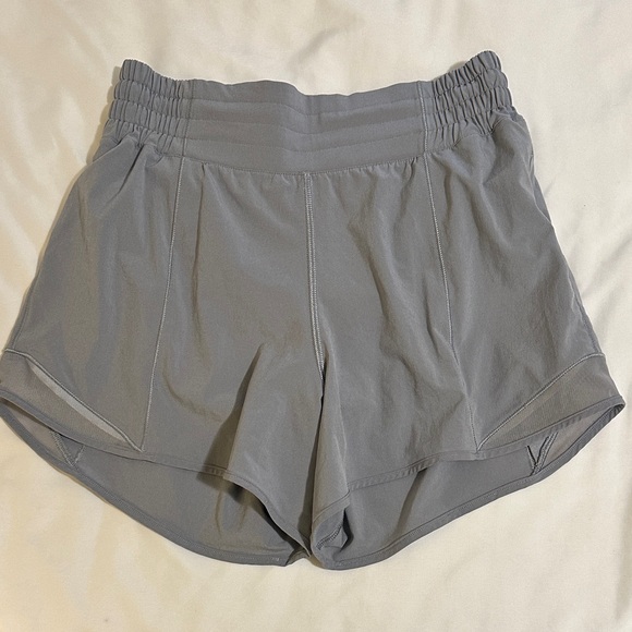 Lululemon hotty hot 4” short in rhino grey - Picture 1 of 4